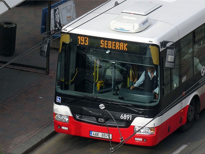 autobus linky 193 v zastávce Táborská