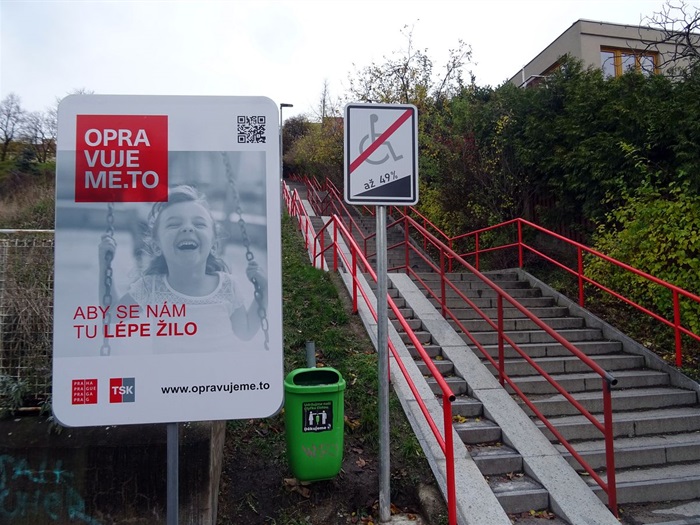 Podivná úprava na Podolských schodech není dílem městské části Praha 4.