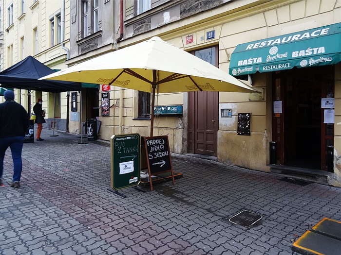 Výdejní okénka restaurací.