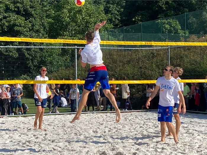 Za účasti olympioniků Ondřeje Perušiče a Davida Schweinera dnes otevřeli nové beachvolejbalové hřiště v Základní škole Jitřní starostka Irena Michalcová (ANO 2011) a radní Filip Vácha (TOP 09). Nové hřiště vybudovala městská část Praha 4.