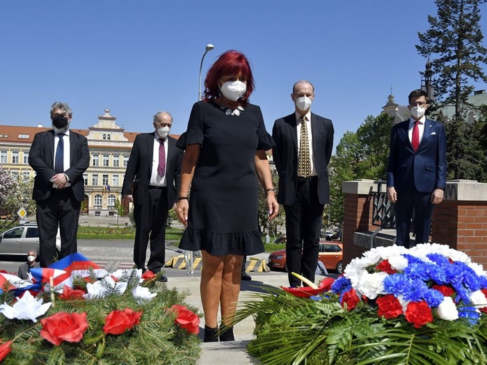 Městská část Praha 4 si tradičně připomíná hrdiny i oběti boje proti nacistické okupaci z května roku 1945 položením věnců u památníků na Spořilově, v parku Jezerka a na náměstí Generála Kutlvašra. Kvůli?aktuální pandemické situaci Praha 4 ani letos nepořádá hromadné vzpomínkové akce s účastí veřejnosti, pietní připomenutí historických událostí se konají s minimálním počtem účastníků.
V pondělí 10. května 2021 si městská část Praha 4 připomněla památku účastníků Pražského povstání a velitele povstaleckých vojsk v Praze generála Karla Kutlvašra položením věnce k památníku na náměstí, které nese generálovo jméno.