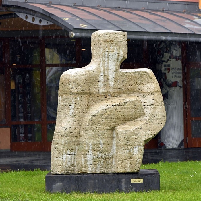 Sedící figura je už zpátky na Novodvorské Sedící figura je už zpátky na Novodvorské