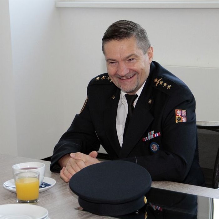 Městská část Praha 4 ocenila dlouholetou činnost nadporučíka Jiřího Musila, velitele hasičské stanice číslo 6 v Krči, který zde občanům sloužil 35 let a dnes po dlouhé a věrné službě odchází do civilu.