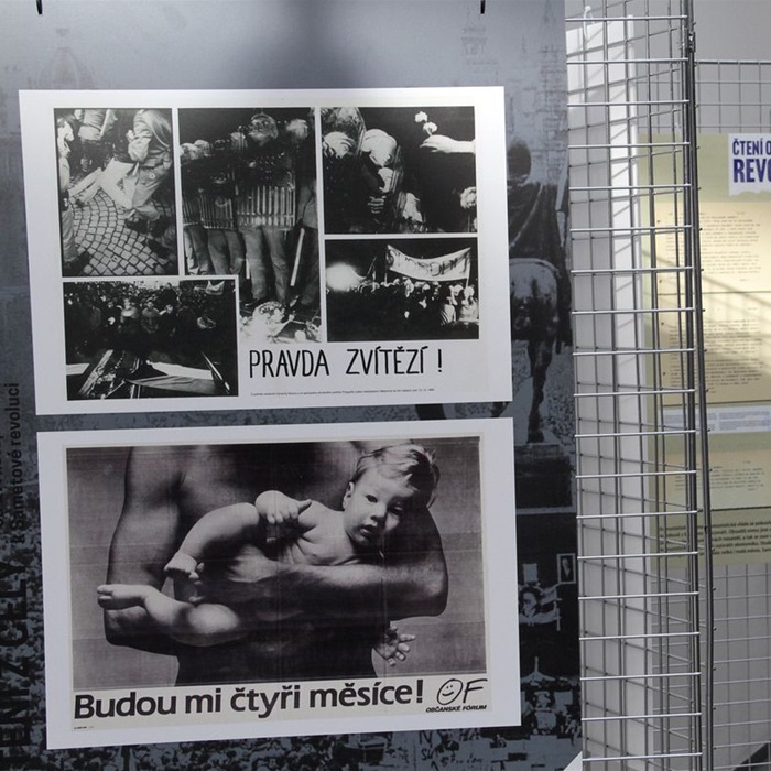Listopadové události připomíná na radnici panelová výstava